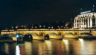 Pont Neuf in der Nacht. Sogar ein Sandler fand sich auf der Bruecke.